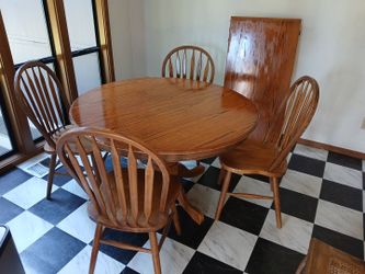 Oak Round Dining Table with 4 Windsor Chairs