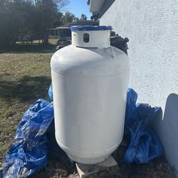 100 gallon propane tank full