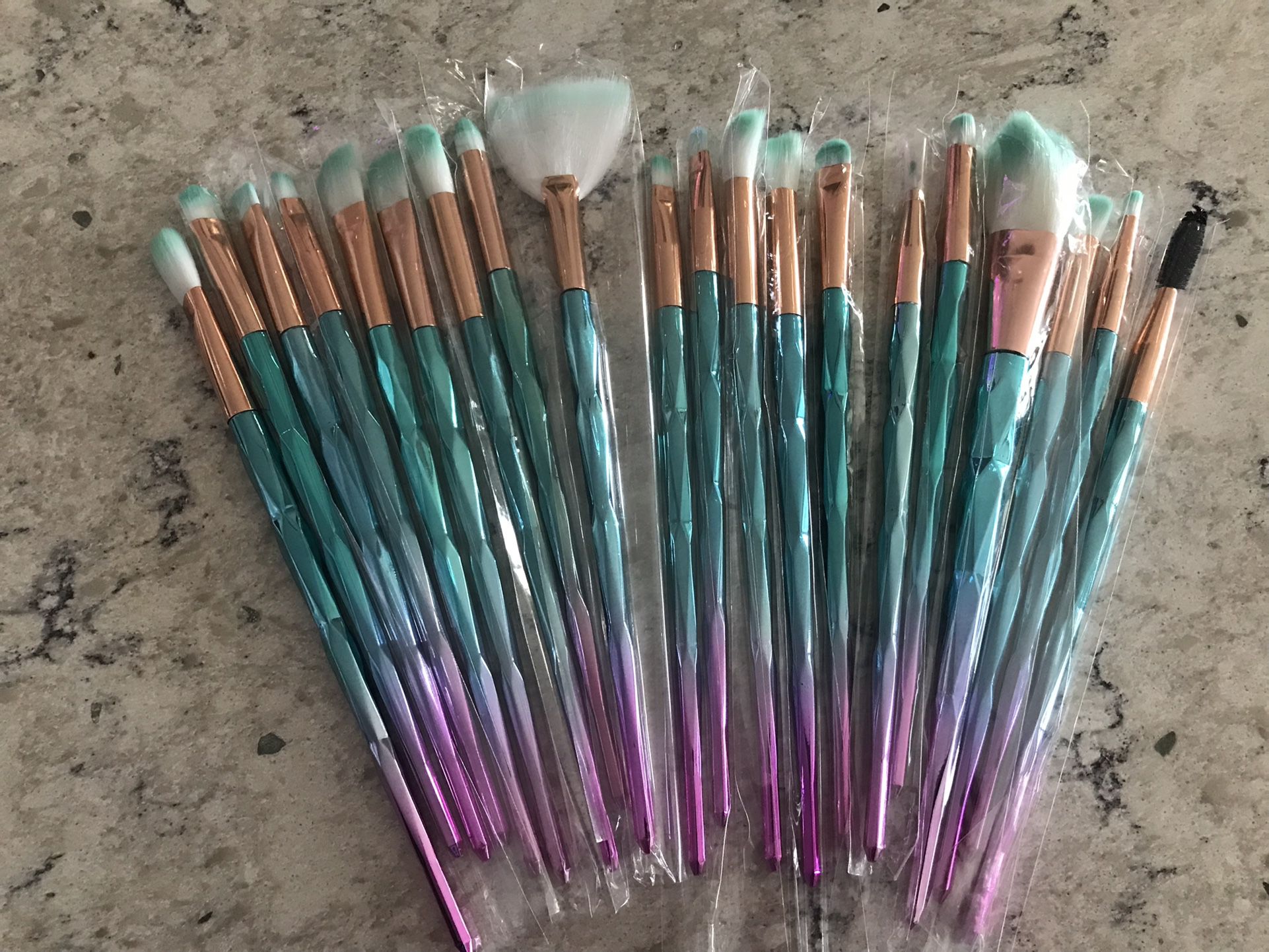20 Piece Set of Make Up Brushes 