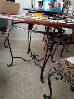 Round dining table with 4 chairs w/pillows