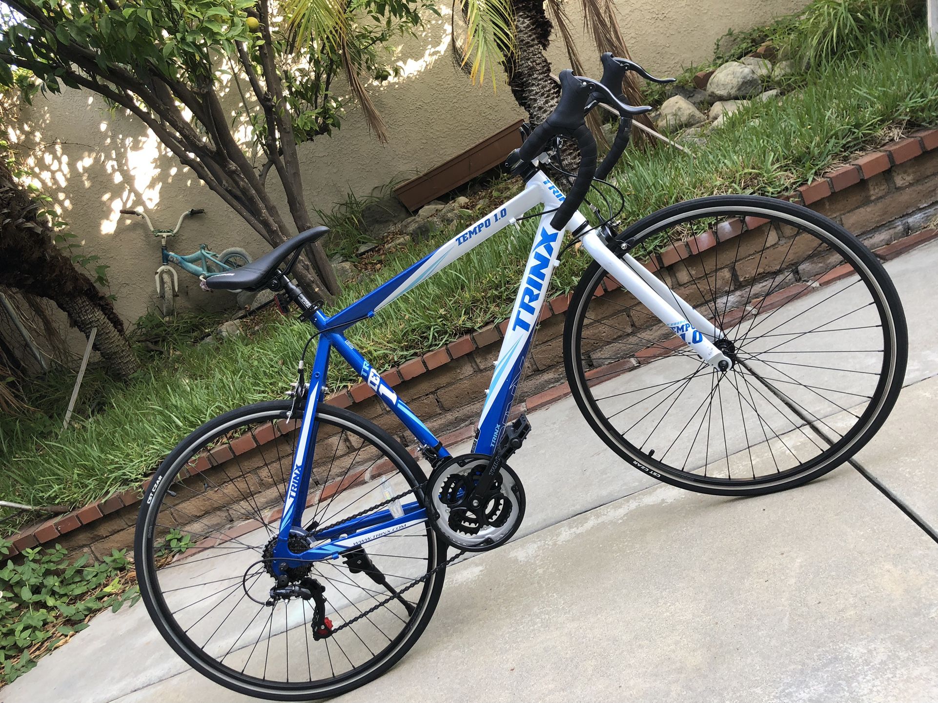 Trinx Tempo: 1.0 700C 21 Speed Shimano Racing Bike 53cm/56cm