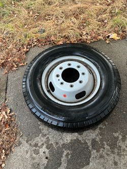 4 Michelin Light Truck Tires w/ Heavy-Duty Dually Wheels – 1 Flat