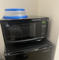 Insignia - 0.7 Cu. ft. Compact Microwave - Black