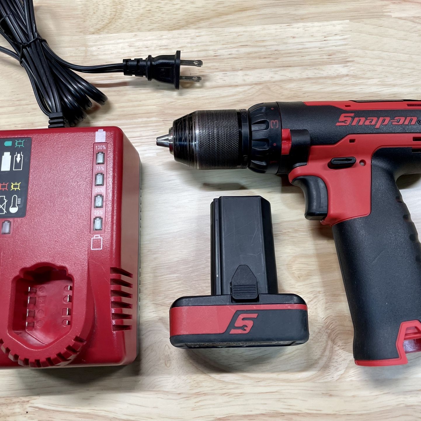 Snap On 14.4v CDR761 Drill Driver Kit for Sale in Sugarcrk Township OH OfferUp