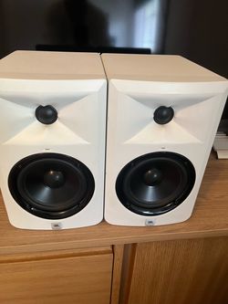 JBL 3 Series LSR305 5 “ power  studio Monitor