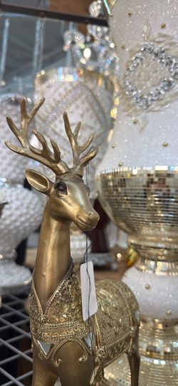 Oh, what a stunning decorative piece! That golden deer with the elaborate peacock behind it is just breathtaking. It looks so regal and majestic! 🤩 D