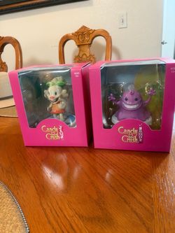 2 collectible figurines