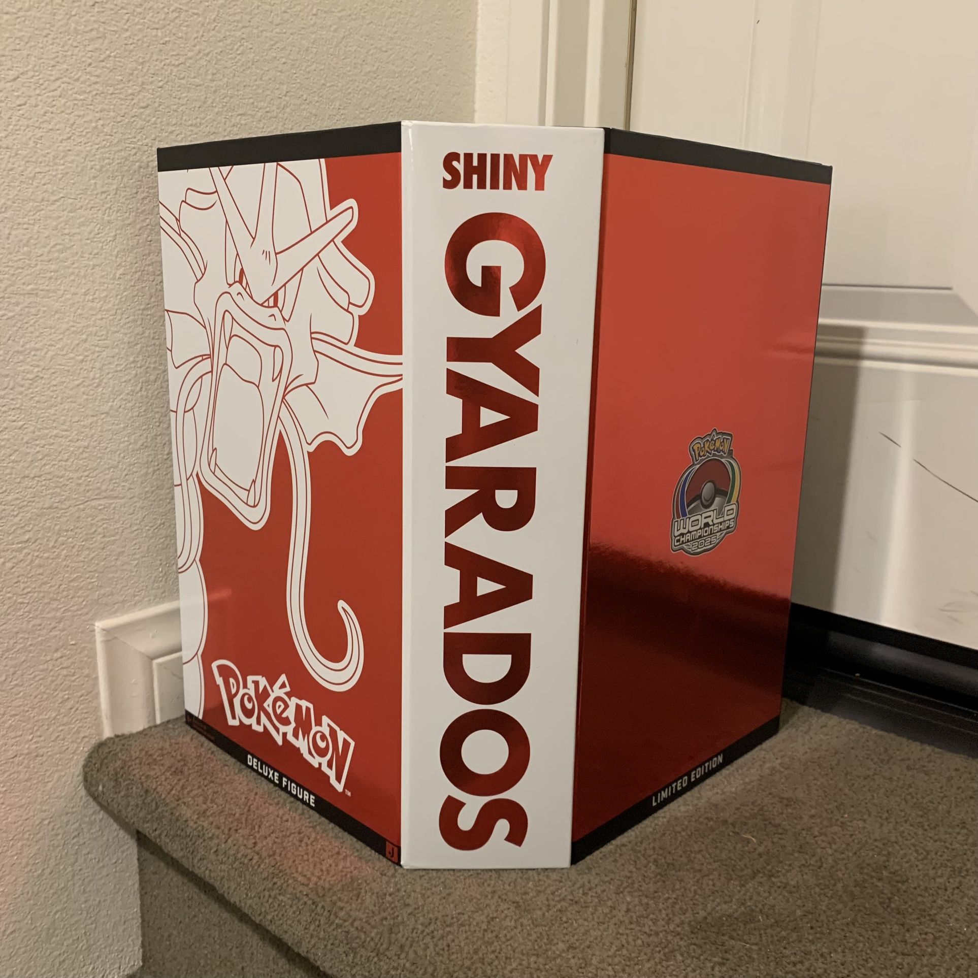 Pokémon Worlds Shiny Gyarados Deluxe Figure