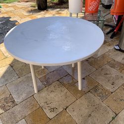 Round fiberglass patio table