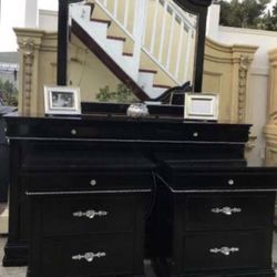 Beautiful Black Bedroom Set Is Solid Heavy Wood Including Two Dressers,Nighstands,mirror Set Has Been Refurbished!🌺