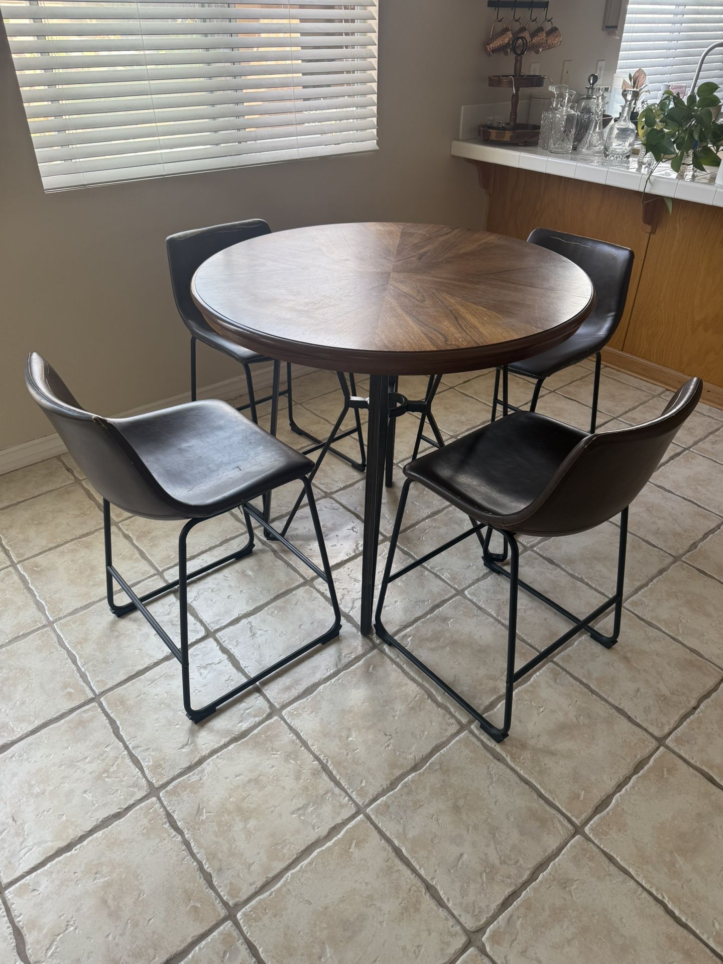 Round Dining Table with 4 Chairs – Modern Industrial Style