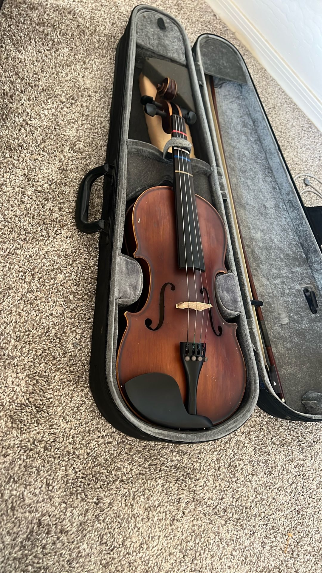 4/4 SOFIA MARI FULL SIZE VIOLIN, BOW, ROSIN, AND CASE