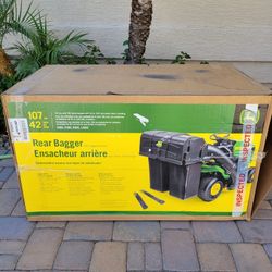 John Deere 42 in. Twin Bagger for 100 Series Tractors