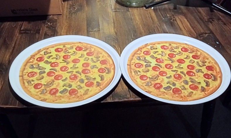 #2 VTG Plastic Pizza Serving Platters 19" Pizza Motif