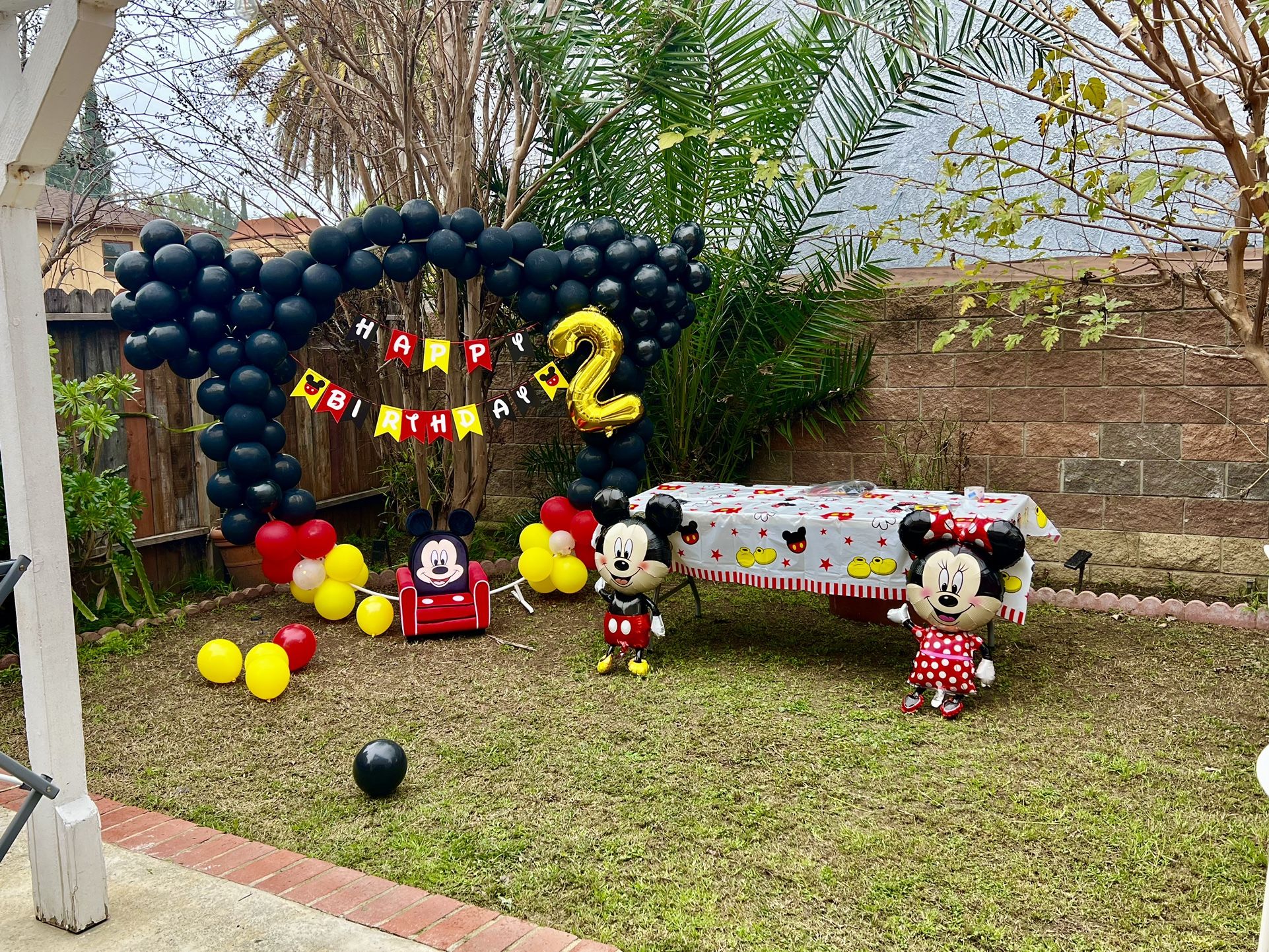 Balloons Setup For Mickey arch 