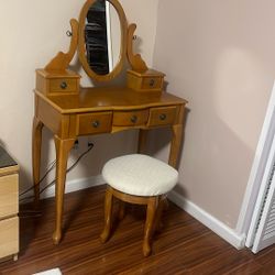 Vanity With Vanity Chair