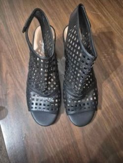 Women's Kim Roger's cut out Like new Kim Roger's Simion shoes size 10M only worn once. This is a pair of Kim Roger's black faux leather slingback velc