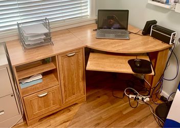 Corner desk