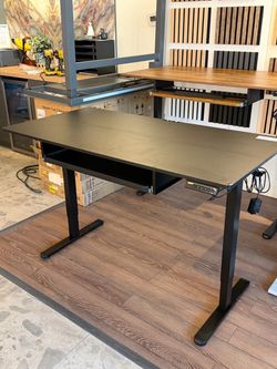 55” Black Electric standing desk with keyboard tray