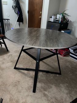 Round dining table
