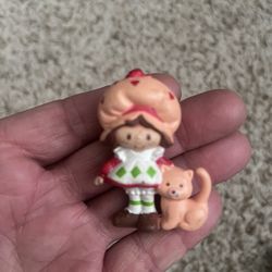1981 Strawberryland Miniatures PVC figure of Strawberry Shortcake with her cat, Custard.