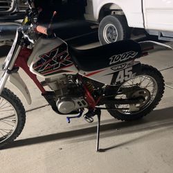 XR 100 Honda Dirt Bike