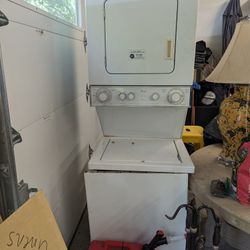 Whirlpool Washer Dryer Combo. Stacked Unit. 