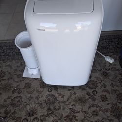 TOSHIBA AIR CONDITIONER..8000 BTU...SEMINEW . PORTABLE.!!
