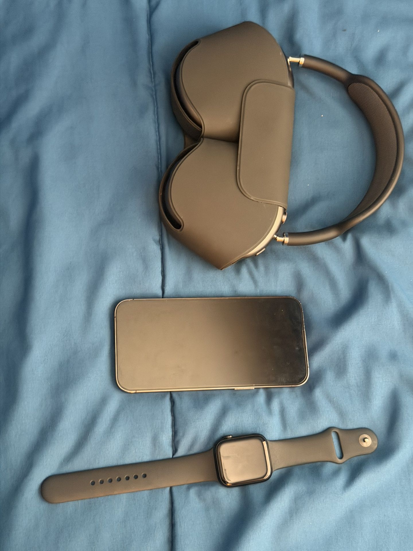 Bundle ( AirPod  Max , IPhone 14 Pro Max , Apple Watch Series 8 )