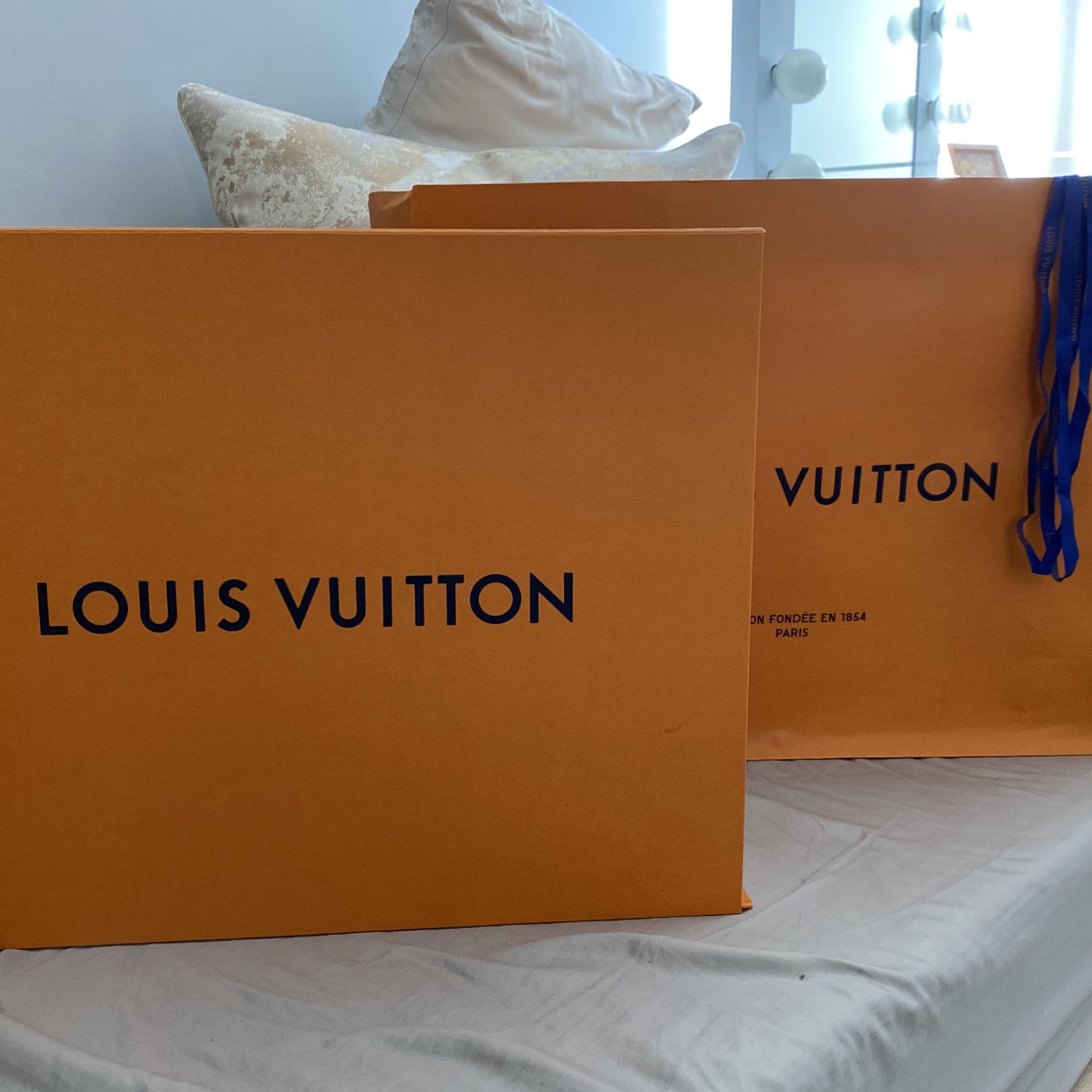 Authentic Louis Vuitton Magnetic Tote Bag Box for Sale in Burbank, CA -  OfferUp