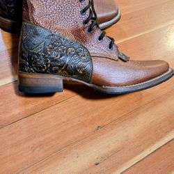 Women's leather boots.... only 1 time used... size 11 