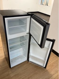 !!! FREE !!!! Fridgemaster compact top-freezer refrigerator