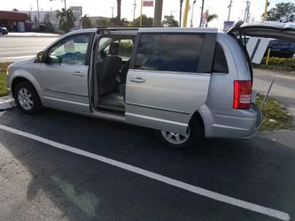 2011 Chrysler Town country solo $2000 down payment