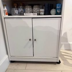 FURNITURE: Bar cart with wheels