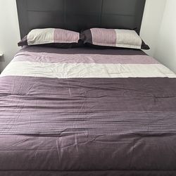 Queen size  bedroom