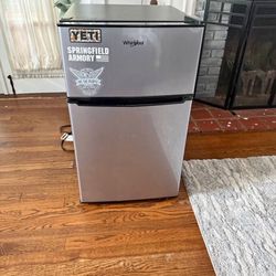 whirlpool mini fridge 