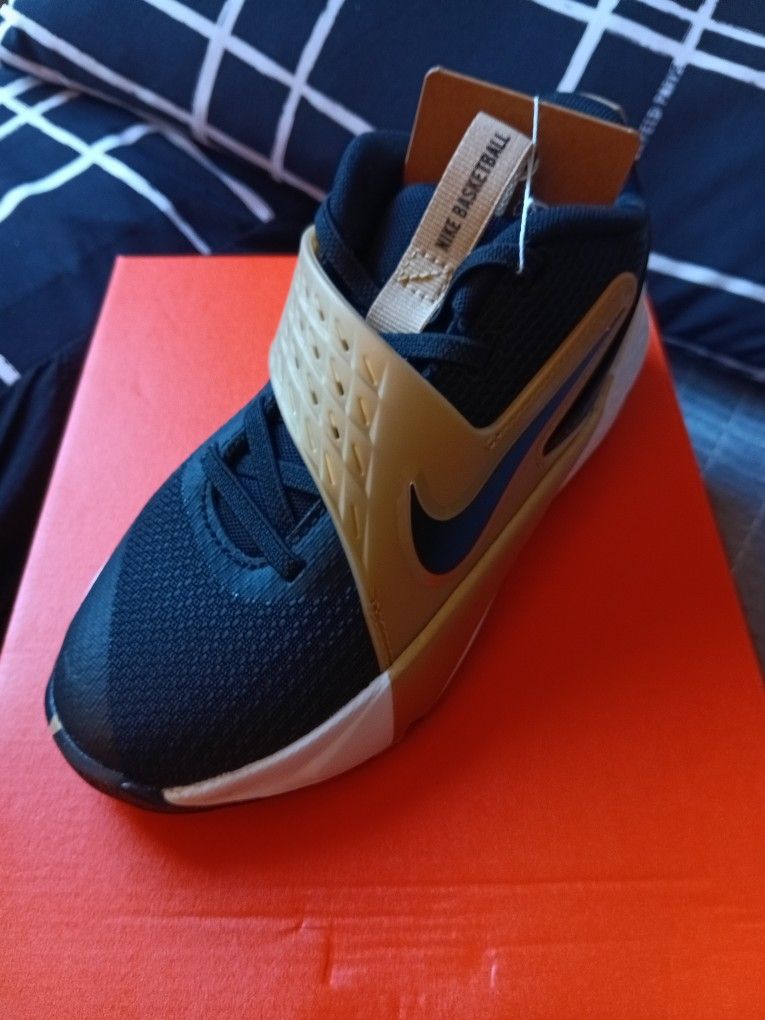 Kids Size 1Y Nike team hustle D12 BRAND NEW NEVER WORN