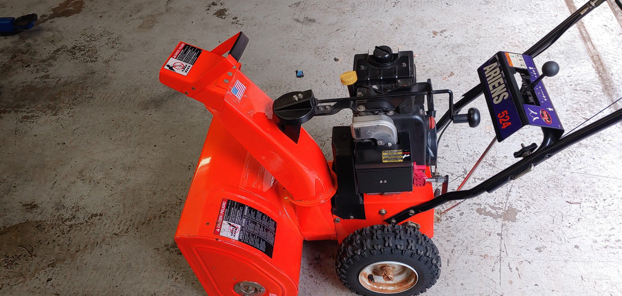 *EARLY BIRD SPECIAL* Snowblower. Ariens 524. Looks great works great