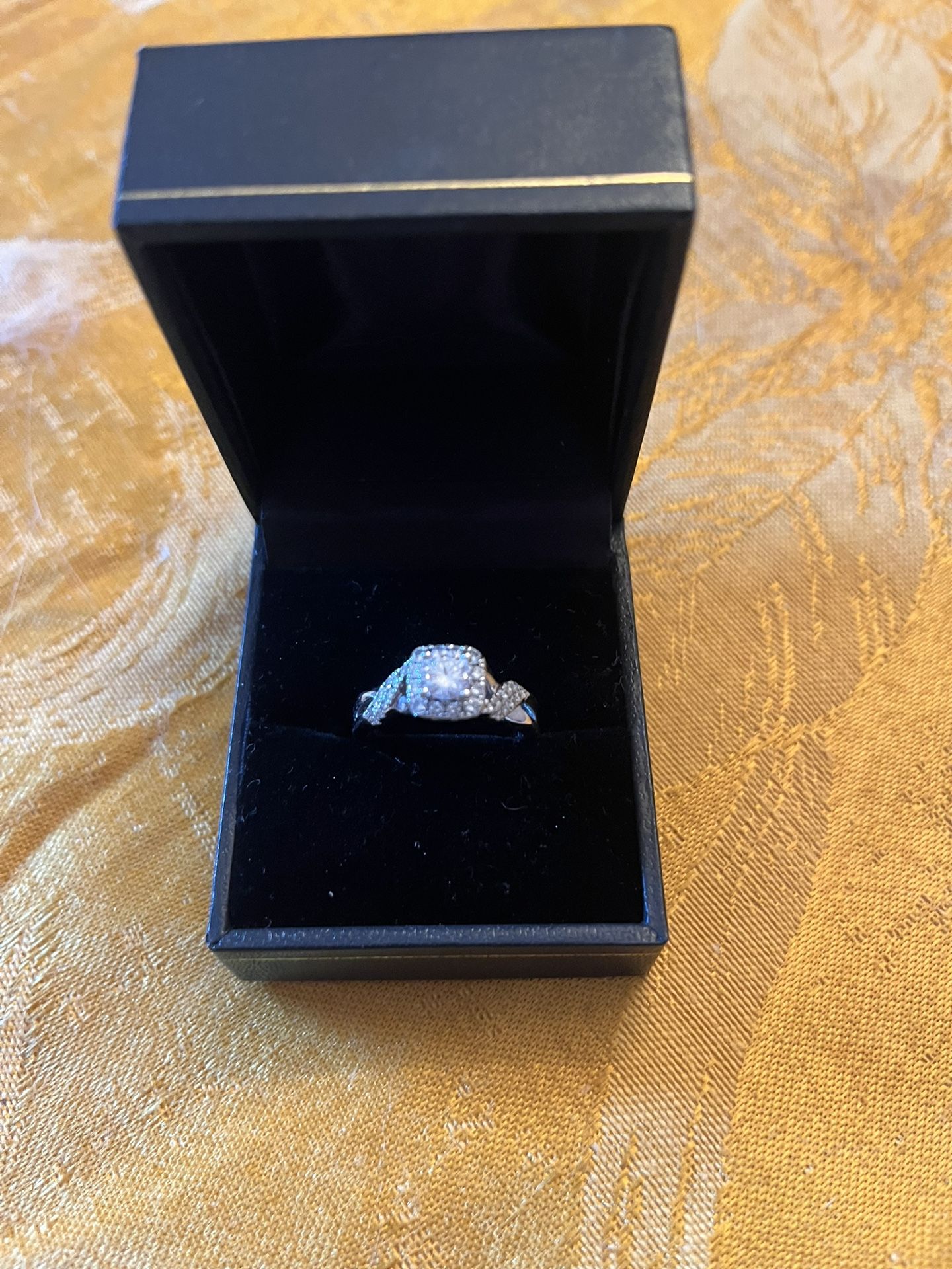 NEW GENUINE VERA WANG DIAMOND ENGAGEMENT RING. π. 14KT. VERY THICK & HEAVY. 2 GENUINE SAPPHIRES MSRP $3,499.99(SEE AD). XMAS SALE $1,050 OR BEST