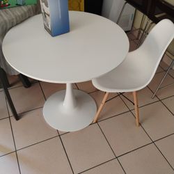 White Round Metal Table  W/ 4 Chairs - Very Chic