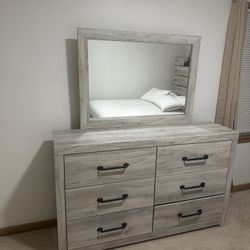 CYBER MONDAY DEAL. LIMITED OFFER- FULL SIZE BED W/ DRESSER, MIRROR, HEADBOARD & MATTRESS