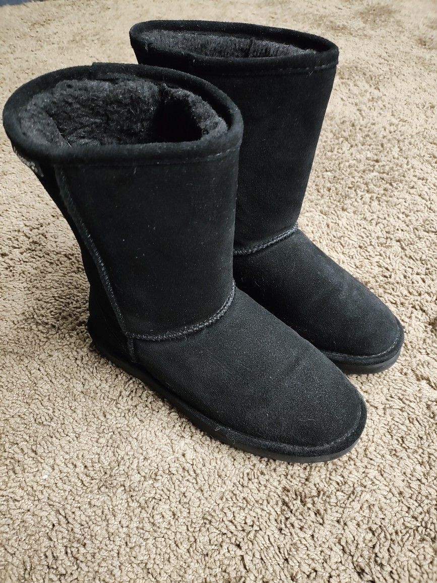 Bearpaw Boots Size Medium 6/7