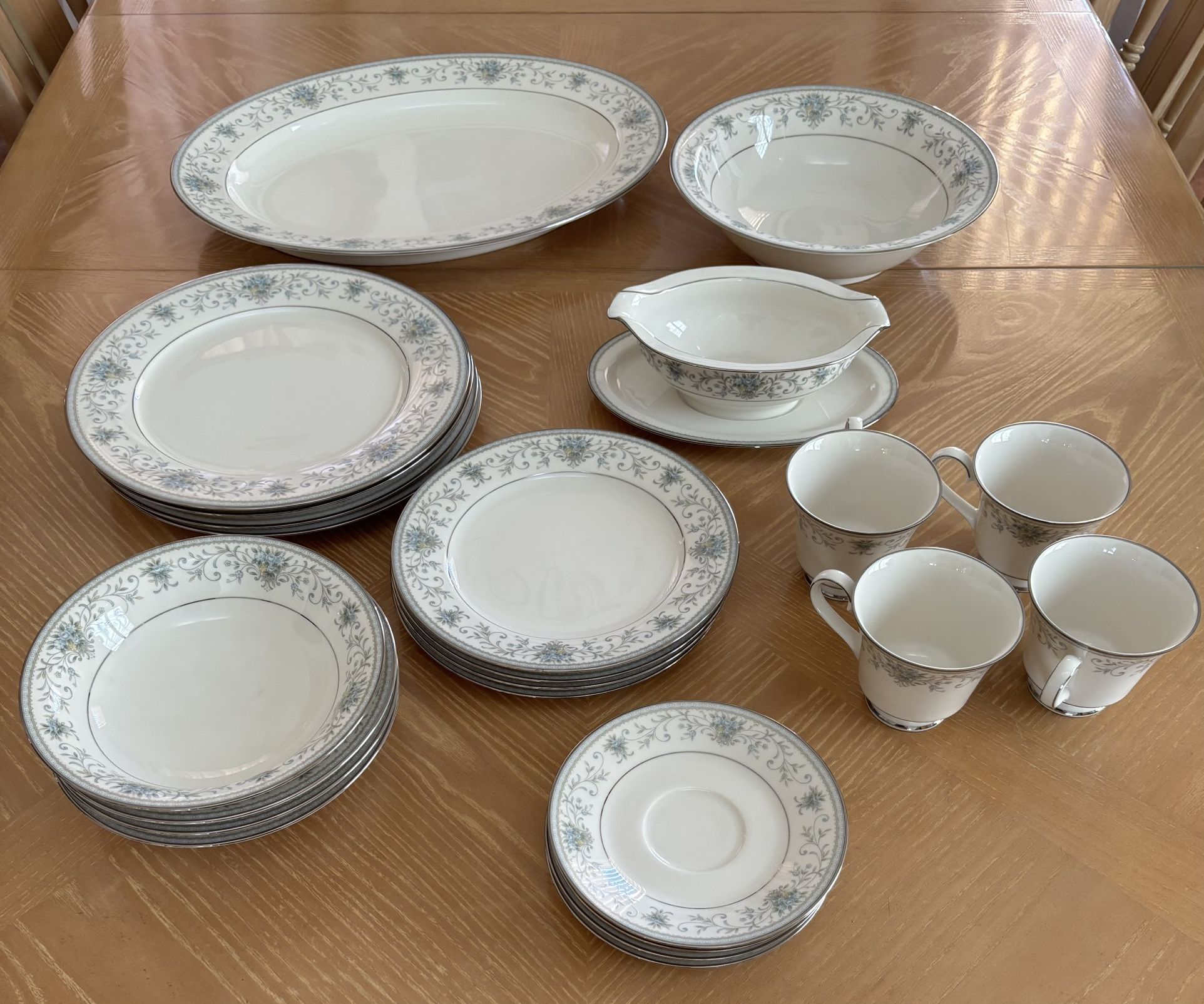 Carico Tivoli China Set For 4