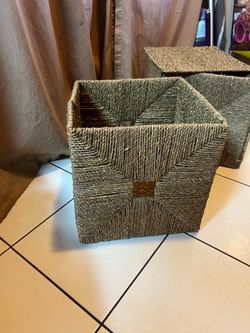 Decorative foldable wicker baskets