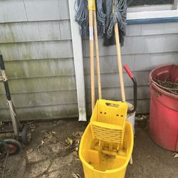 Rubbermaid With 3 New Handles And 2 New Mops.