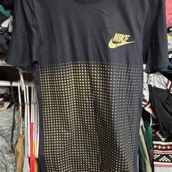 Men Size SMALL Tshirt $4 