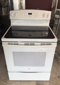 GE Electric Range with Glass Cooktop