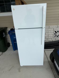 GE White Top-Freezer Refrigerator
