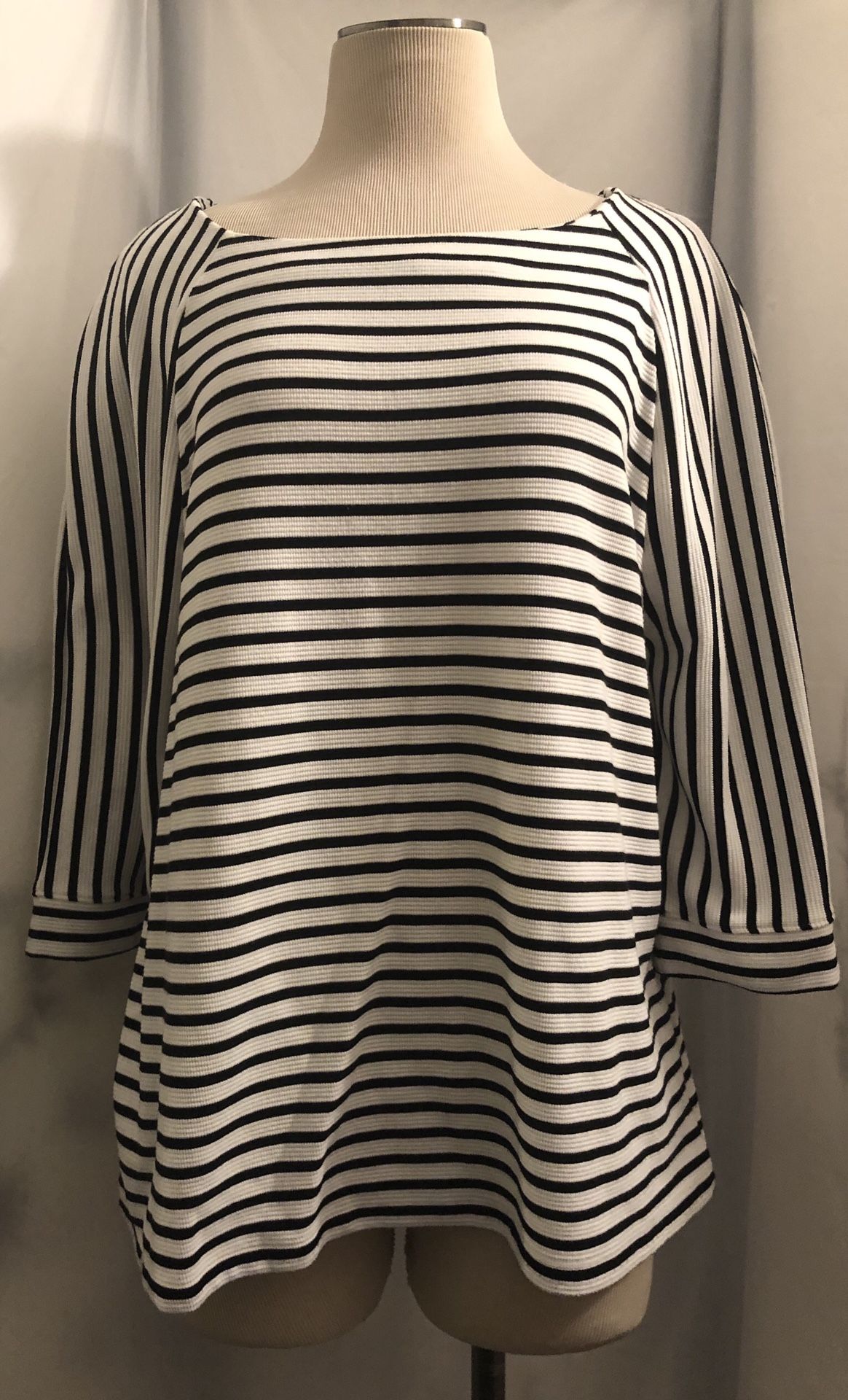 Blusa blanca con rayas negras