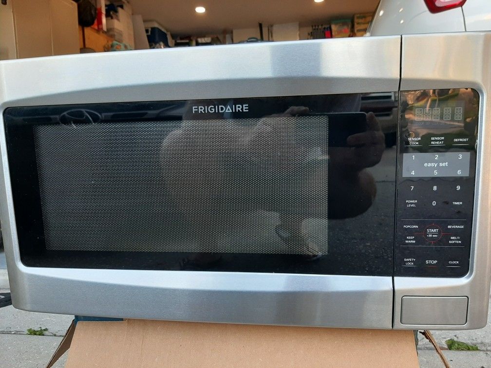 Microwave by Frigidaire (countertop)